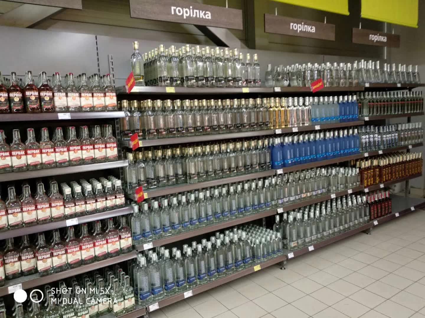 基辅超市里酒专柜区，有名的伏特加价格折合人民币才20-90元