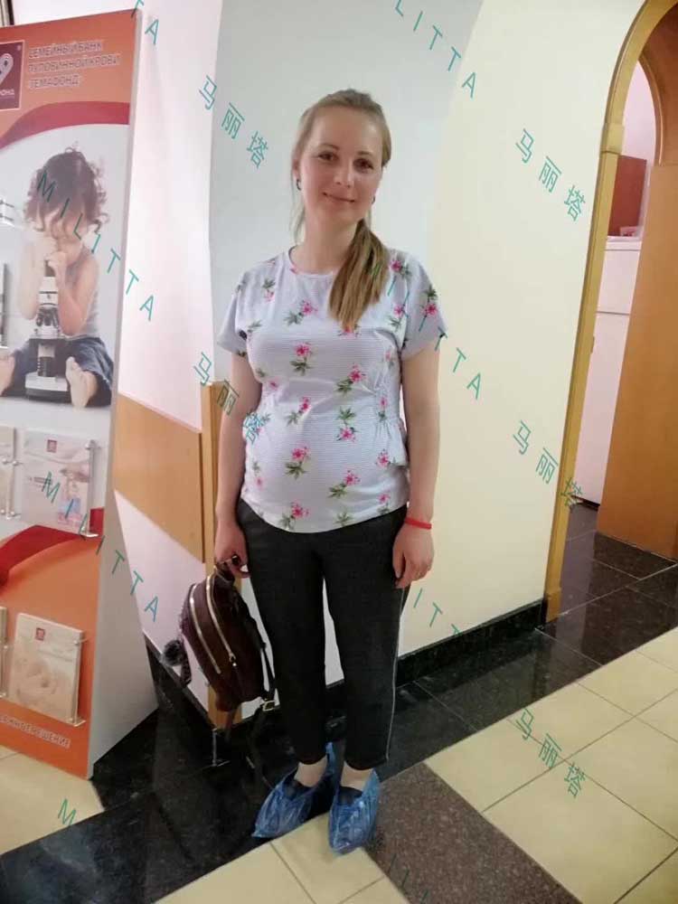 乌克兰代母在当地产科医院体检，看她的笑容就知道这次验孕的情况十分良好