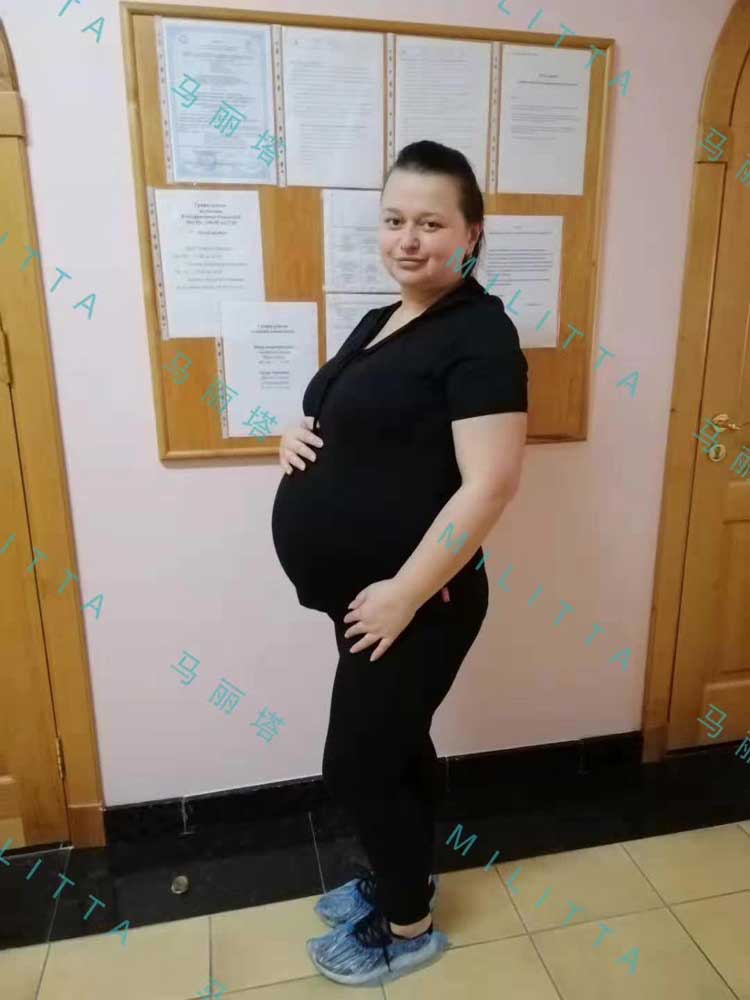 乌克兰代母在做B超体检可以清晰看到肚子里面的小家伙很活泼