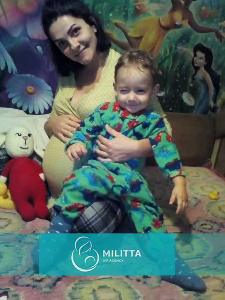 乌克兰托起自己孕肚里的小天使和家里的大宝宝一起合影