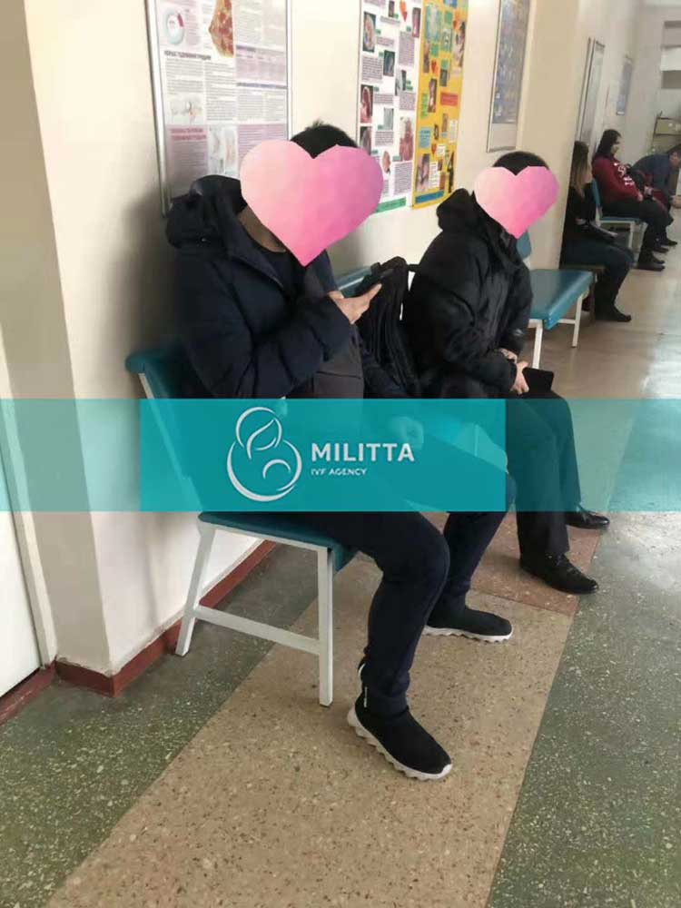 两位客户来乌克兰生殖医院做染色体检查
