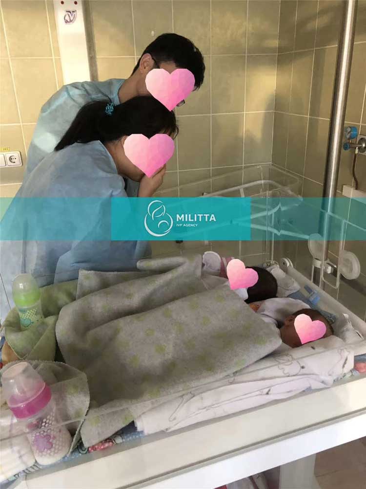 Y先生夫妇在乌克兰妇产医院看望刚出生不久的双胞胎，喜极而泣！