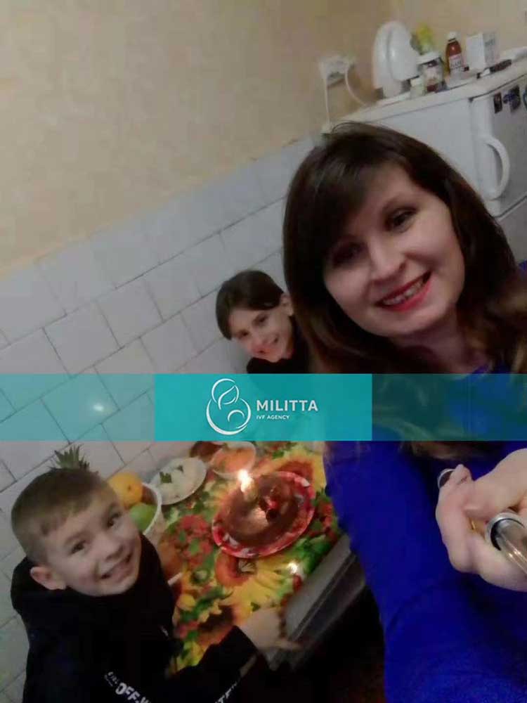 D先生的乌克兰代理孕母在家里给儿子过生日 家庭氛围好
