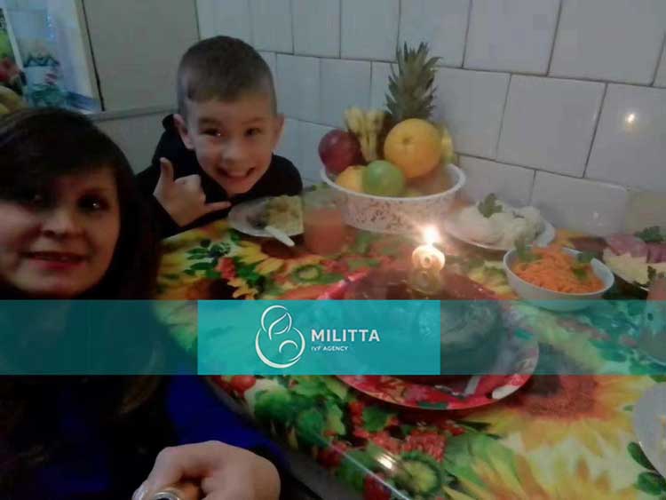 乌克兰代理孕母在家里给儿子过生日