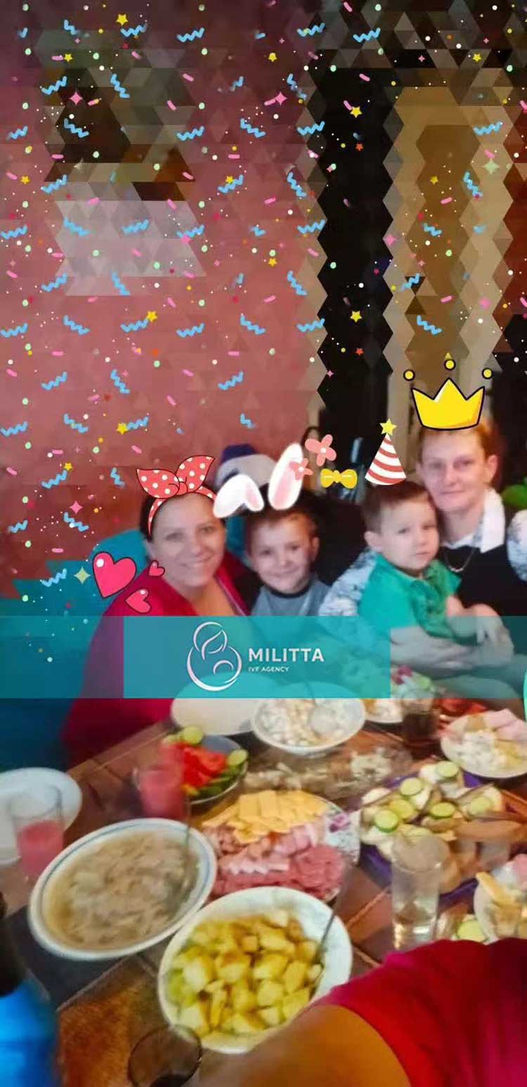 乌克兰东正教圣诞节的晚上，爱心妈妈们跟家人在一起的幸福时光