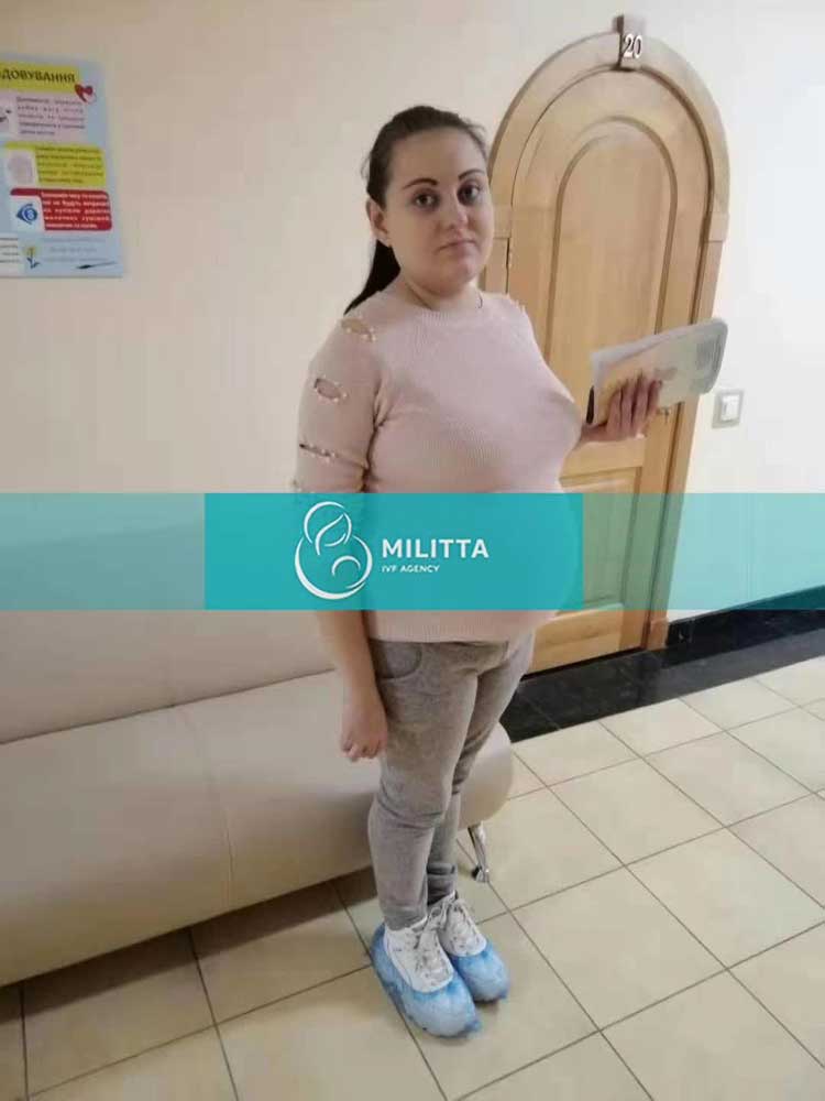 3个肚子凸凸的乌克兰试管孕妈去到医院做B超