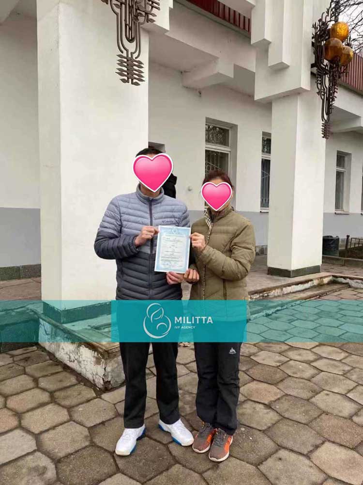 两对夫妇收到在乌克兰出生宝宝的出生证