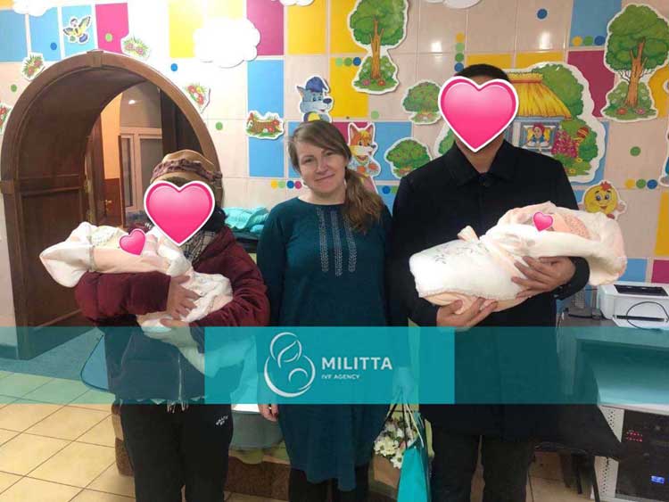 两对夫妇去乌克兰妇产医院接各自的孩子，场面着实让人感动
