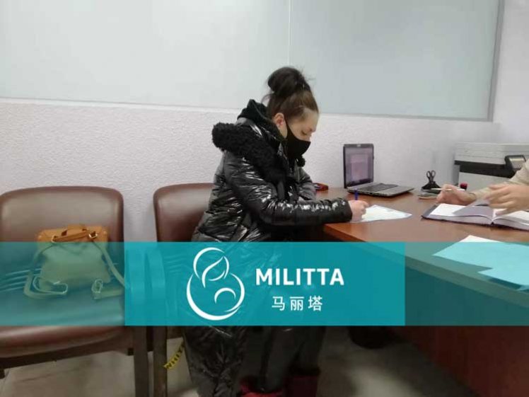 两位乌克兰在马丽塔生殖中心签署放弃孩子抚养权的协议