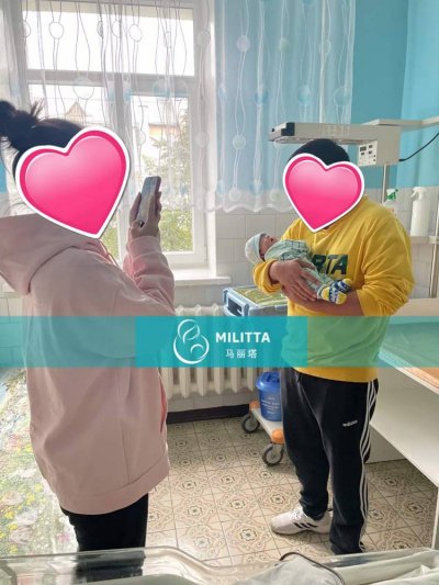 父母亲来乌克兰妇产医院看刚出生不久的试管宝宝