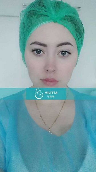 来丽塔医院移植胚胎的漂亮乌克兰试管孕妈拍照留影
