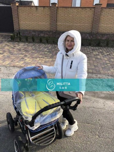 育儿师带着两个乌克兰试管宝宝出来晒晒太阳