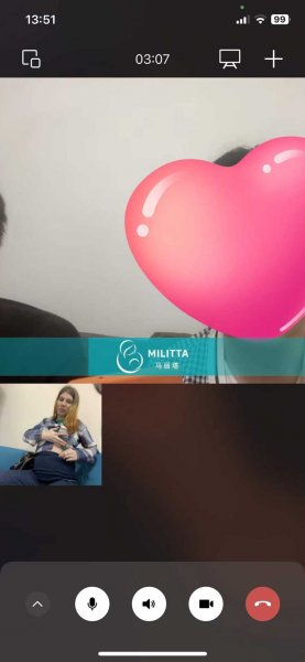 乌克兰试管妈妈在我们同事陪同下和客户进行视