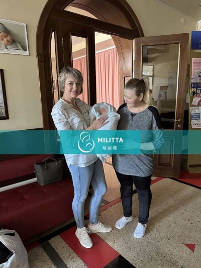 马丽塔育儿师和试管妈妈帮新生儿父母接娃出院
