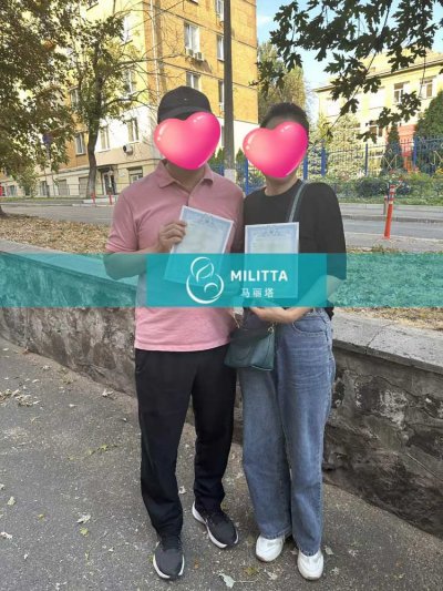 两个家庭办好他们乌克兰试管宝宝的出生证