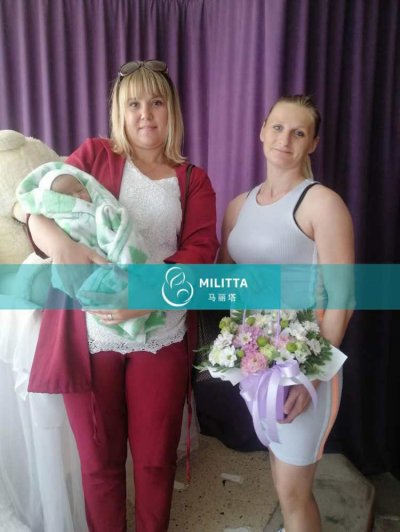 试管妈妈和育儿师去接马丽塔第400个宝宝出妇产医院