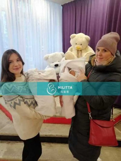 漂亮的乌克兰试管妈妈和马丽塔育儿师帮客户接娃出院
