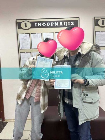 两对在乌克兰试管的家长到基辅登记处办理试管宝宝的出生证