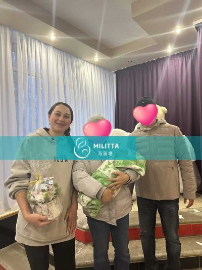 夫妻俩到基辅妇产医院接他们乌克兰试管女宝宝出院