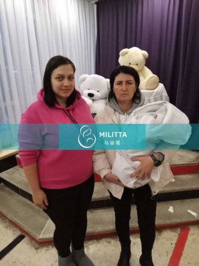 育儿师和乌克兰爱心妈妈到妇产医院帮客户接试管宝宝出院