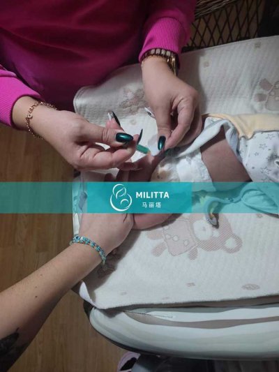 儿科医生上门给乌克兰基辅出生的试管双胞胎宝宝接种疫苗