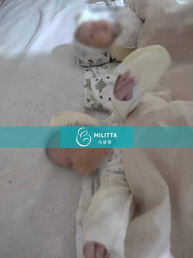 乌克兰试管双胞胎宝宝接种疫苗