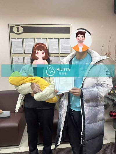 两对在乌克兰试管DY的夫妇带着他们宝宝到登记处办理出生证