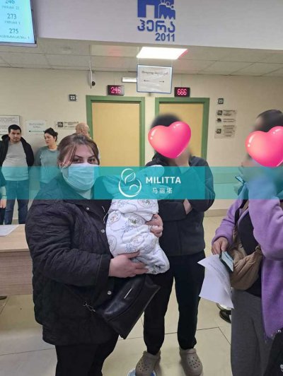 Y女士家人跟育儿师在第比利斯妇产医院接娃出院