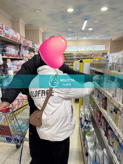 Y夫妻在基辅的母婴店为她的新生儿购买婴儿用品