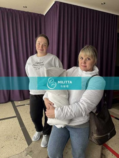 育儿师和爱心妈妈一起帮乌克兰客户接试管宝宝出妇产医院