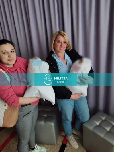 育儿师和试管妈妈帮客户接乌克兰试管龙凤胎宝宝出院