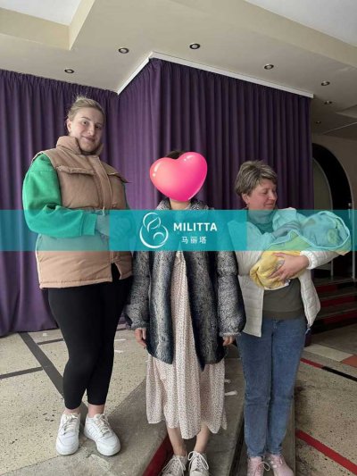 乌克兰丽塔医院助孕的女士到妇产医院接她的试管宝宝出院