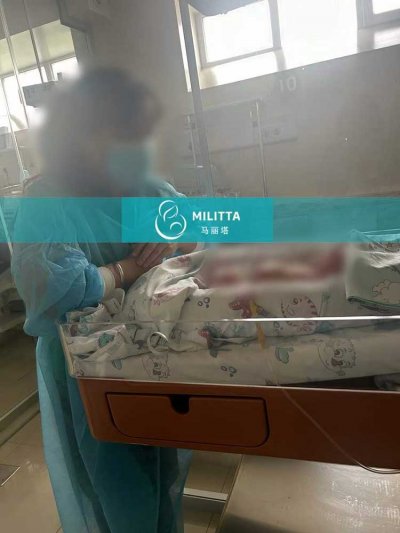 L先生和他母亲一起到格鲁吉亚妇产医院接新生儿
