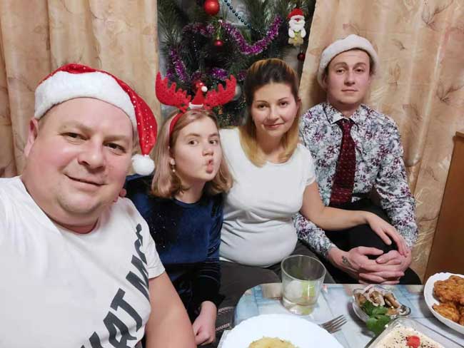 乌克兰代妈和家人一起过圣诞节