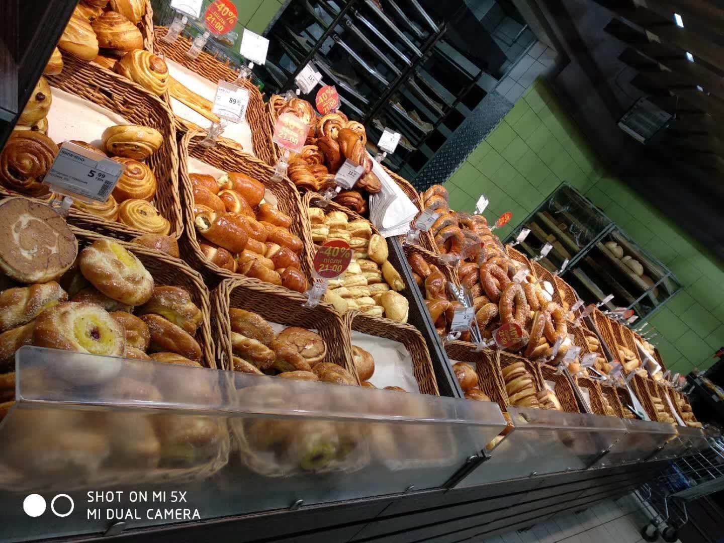 马丽塔翻译陪同远道而来的客户逛街