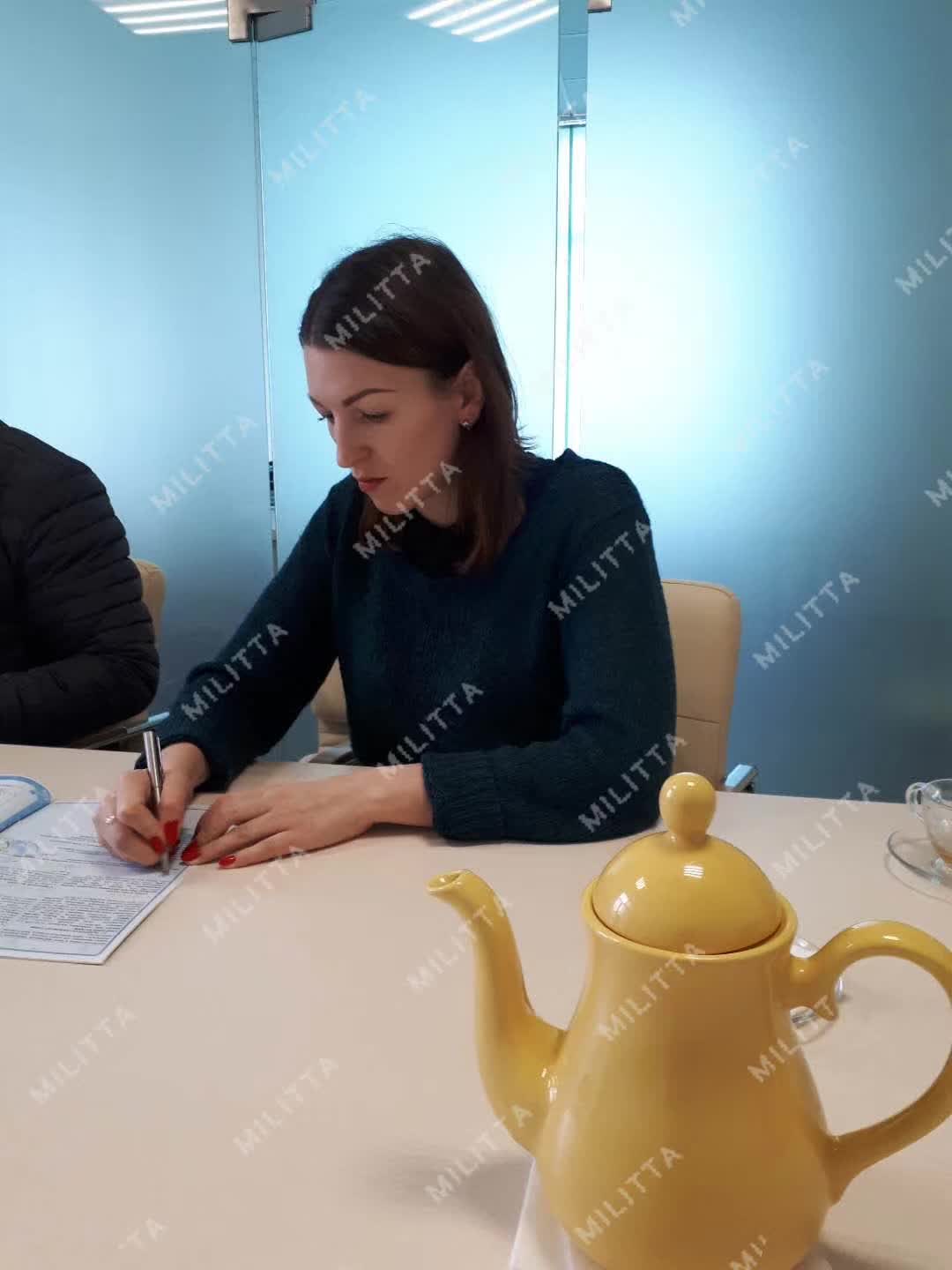 一位美丽又气质的代母在跟我们马丽塔签合同