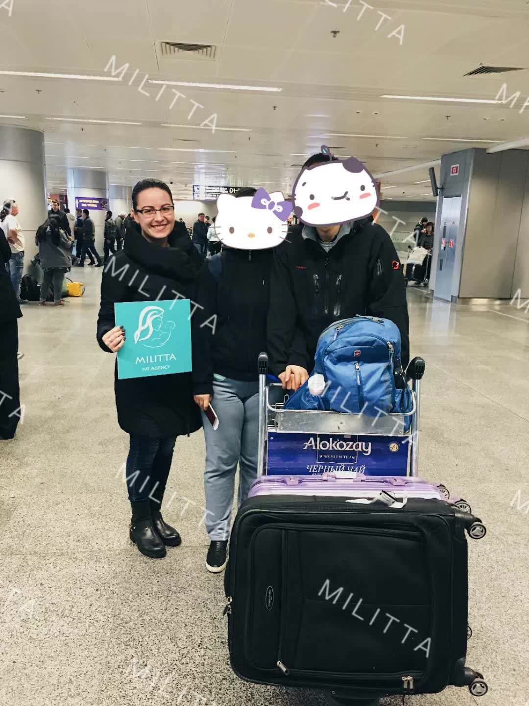 马丽塔的翻译同事在基辅机场接待W夫妇