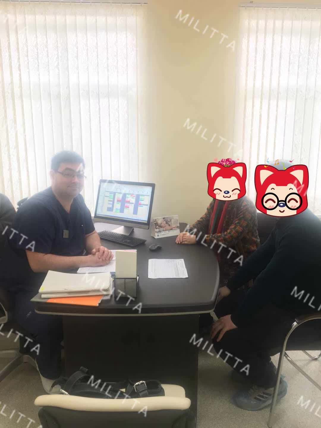 L夫妻俩在翻译的陪同下去医院见医生 心情很放松