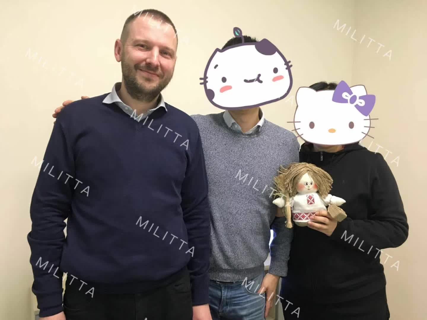 W夫妻选择的是马丽塔A套餐 正在办公室签合同
