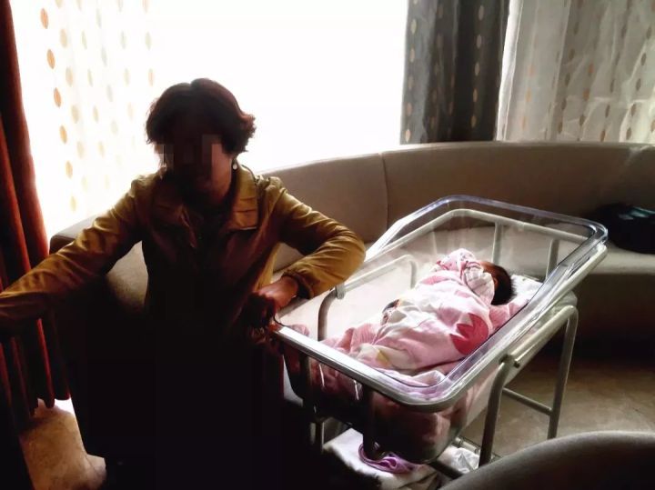七旬老人花65万代孕生子 代孕技术却被滥用