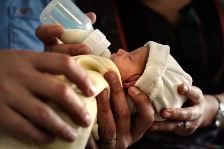 七旬老人花65万代孕生子 代孕技术却被滥用