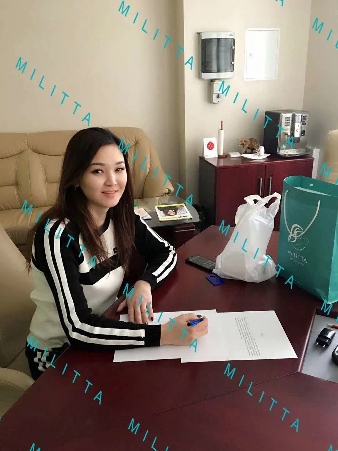 Y 夫妇的白皮肤身材高挑的亚裔爱心捐卵者在医院促排