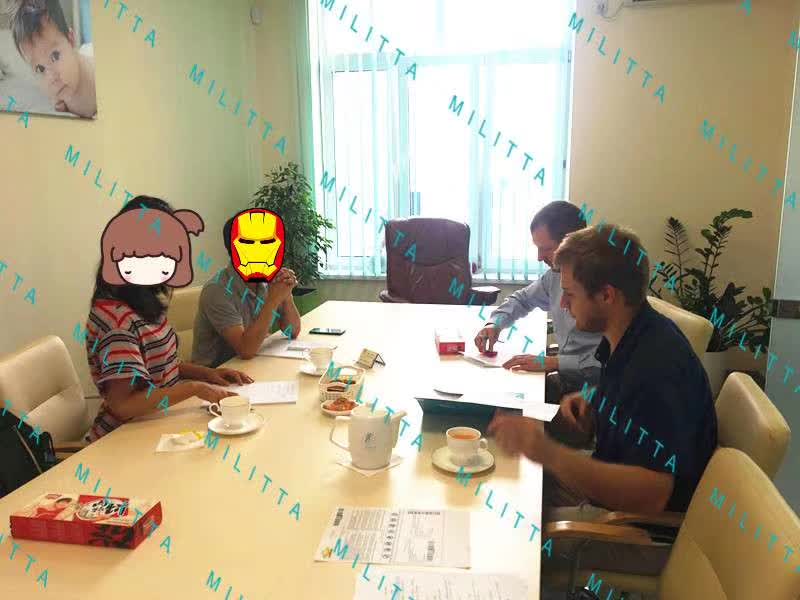 马丽塔和L夫妻俩愉快地签了试管助孕包成功合同