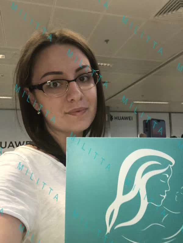 马丽塔美女翻译早早就到达机场 等待Z先生和他太太的到来