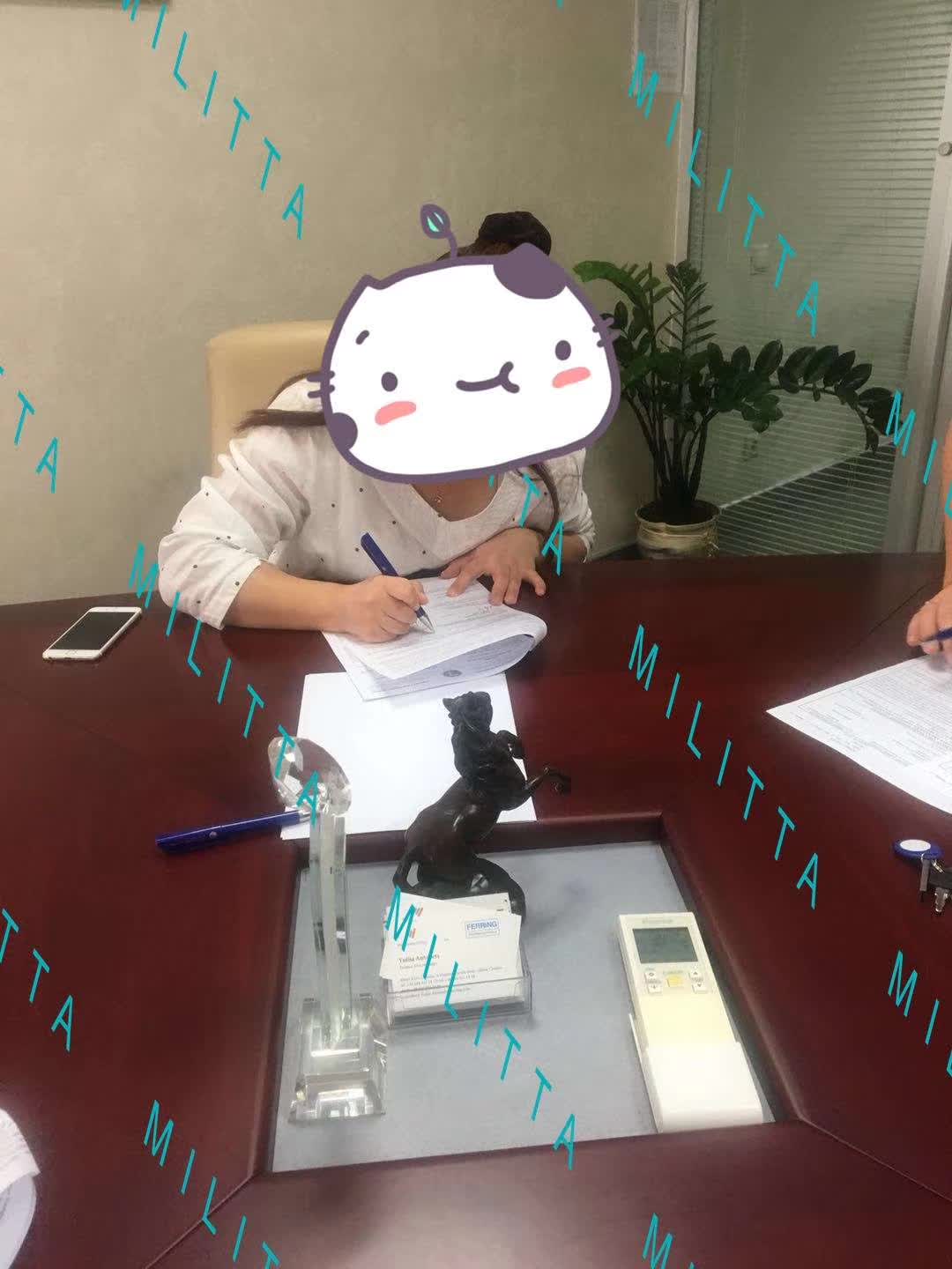 S夫妇在马丽塔办公室签署了指定女孩的套餐