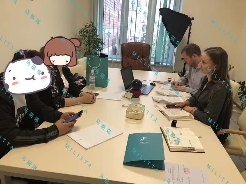 远道而来的W女士和先生与马丽塔签署了包成功的套餐