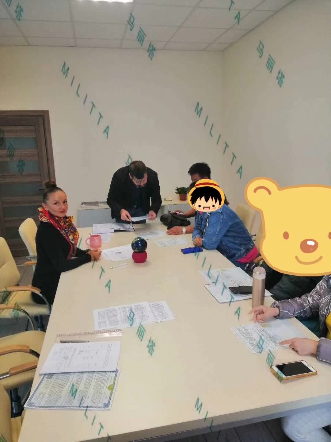 两对夫妇因为缘分相遇在马丽塔办公一起室签合同