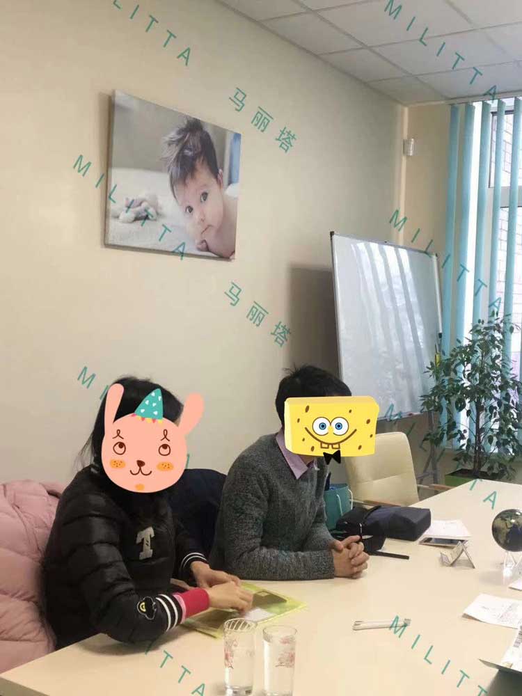 成都的S先生在马丽塔签署协议,并到mini医院体检抽血