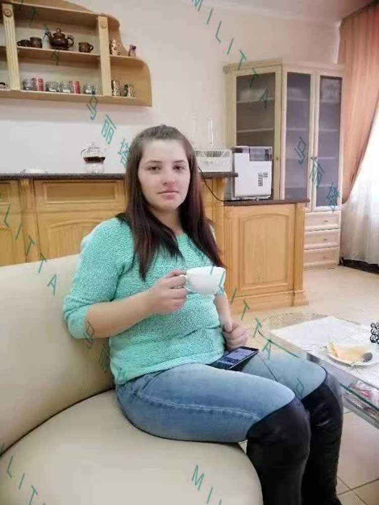 W先生挑选的代母到妇产医院检查 另一对夫妇选的代母也接到基辅入住