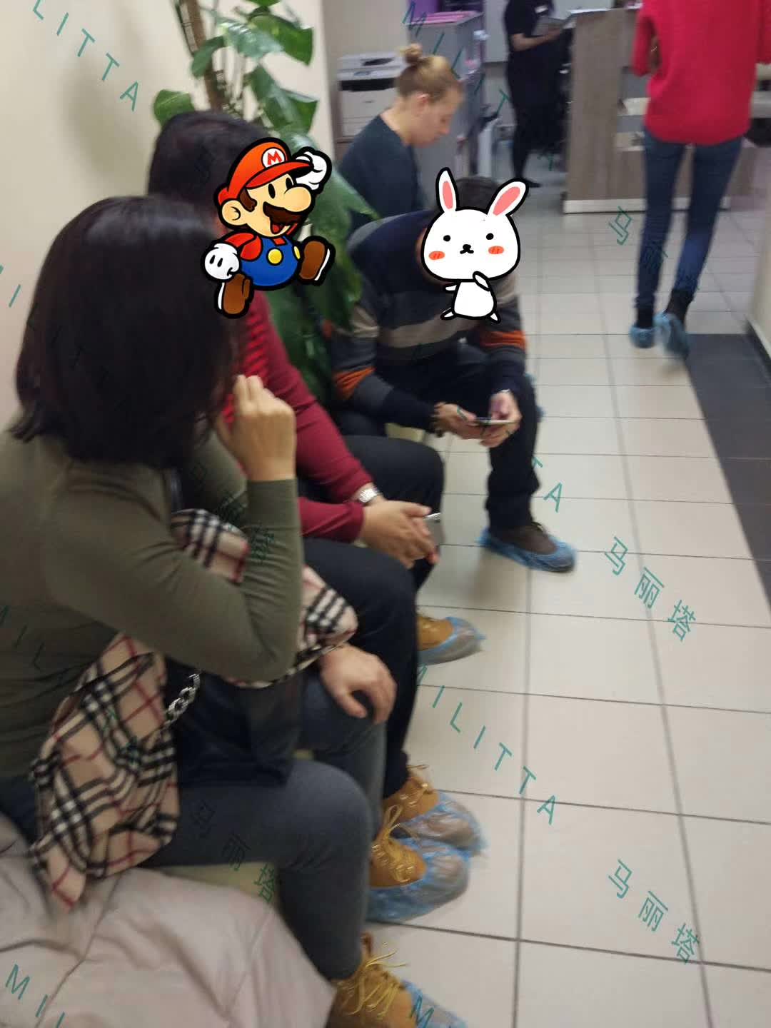 玛丽塔的客户们在医院候诊期间交流心得,其乐融融